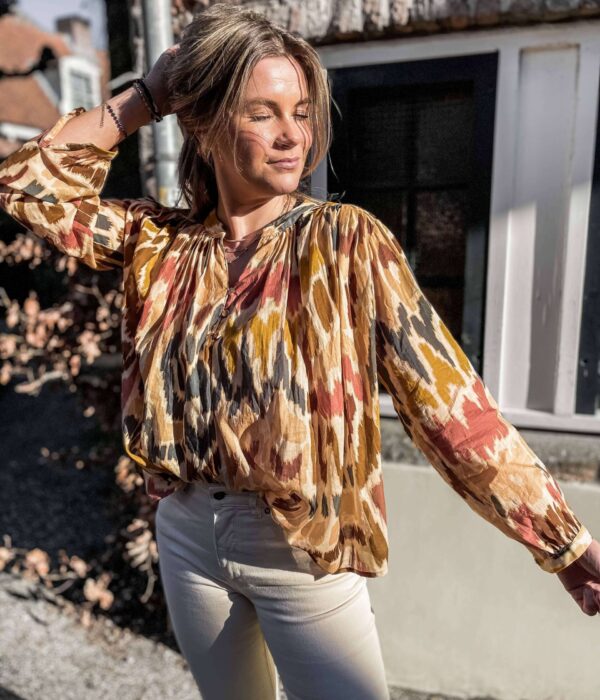 louizon mikt blouse bali met 2 knoopjes. Valt iets korter en wijder.
