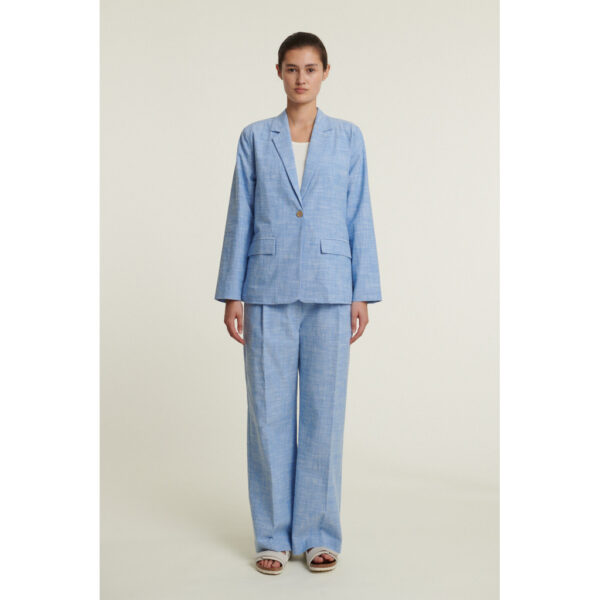 Zita Jacket is een oversized blazer, gemaakt van 100% katoen (biologisch GOTS). • Zakken aan de voorkant • Reverskraag • Knoopsluiting aan de voorkant XS: Borstbreedte: 102 cm, Lengte: 69 cm S: Borstbreedte: 106 cm, Lengte: 70 cm M: Borstbreedte: 110 cm, Lengte: 71 cm L: Borstbreedte: 114 cm, Lengte: 72 cm