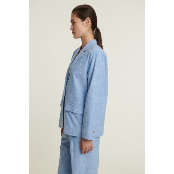 Zita Jacket is een oversized blazer, gemaakt van 100% katoen (biologisch GOTS). • Zakken aan de voorkant • Reverskraag • Knoopsluiting aan de voorkant XS: Borstbreedte: 102 cm, Lengte: 69 cm S: Borstbreedte: 106 cm, Lengte: 70 cm M: Borstbreedte: 110 cm, Lengte: 71 cm L: Borstbreedte: 114 cm, Lengte: 72 cm